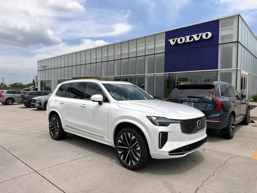 2025 Volvo XC90 B5 Plus photo 1