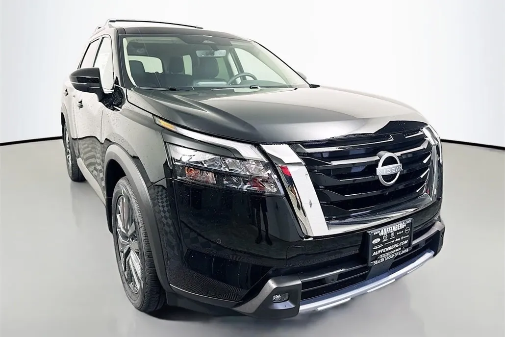 2025 Nissan Pathfinder SL photo 1