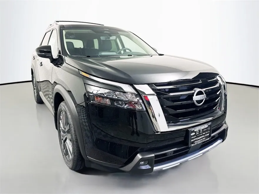 2025 Nissan Pathfinder SL photo 1