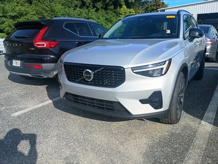 2025 Volvo XC40 AWD Plus photo 1