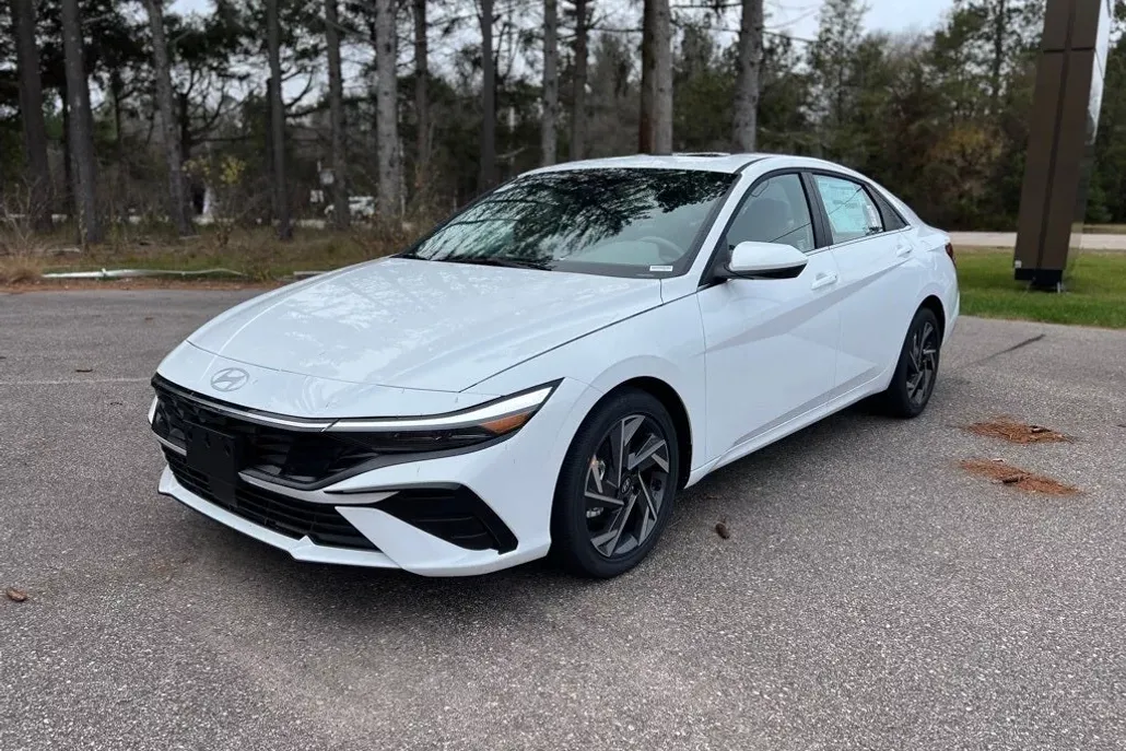 2025 Hyundai Elantra SEL Convenience photo 1