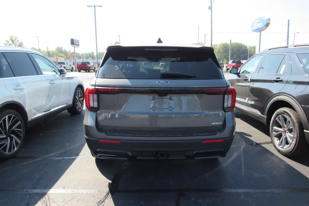 2025 Ford Explorer ST-Line photo 1