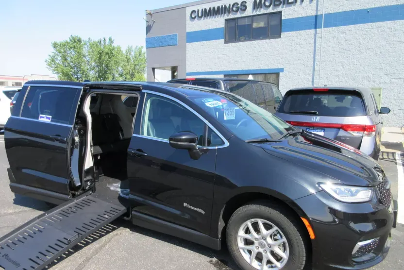 2023 Chrysler Pacifica Touring L photo 1