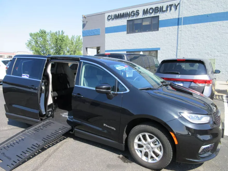 2023 Chrysler Pacifica Touring L photo 1