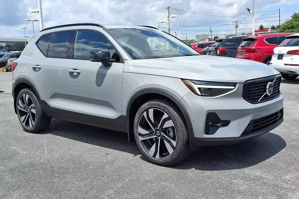 2025 Volvo XC40 AWD photo 1