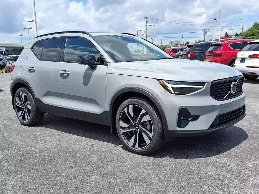 2025 Volvo XC40 AWD photo 1