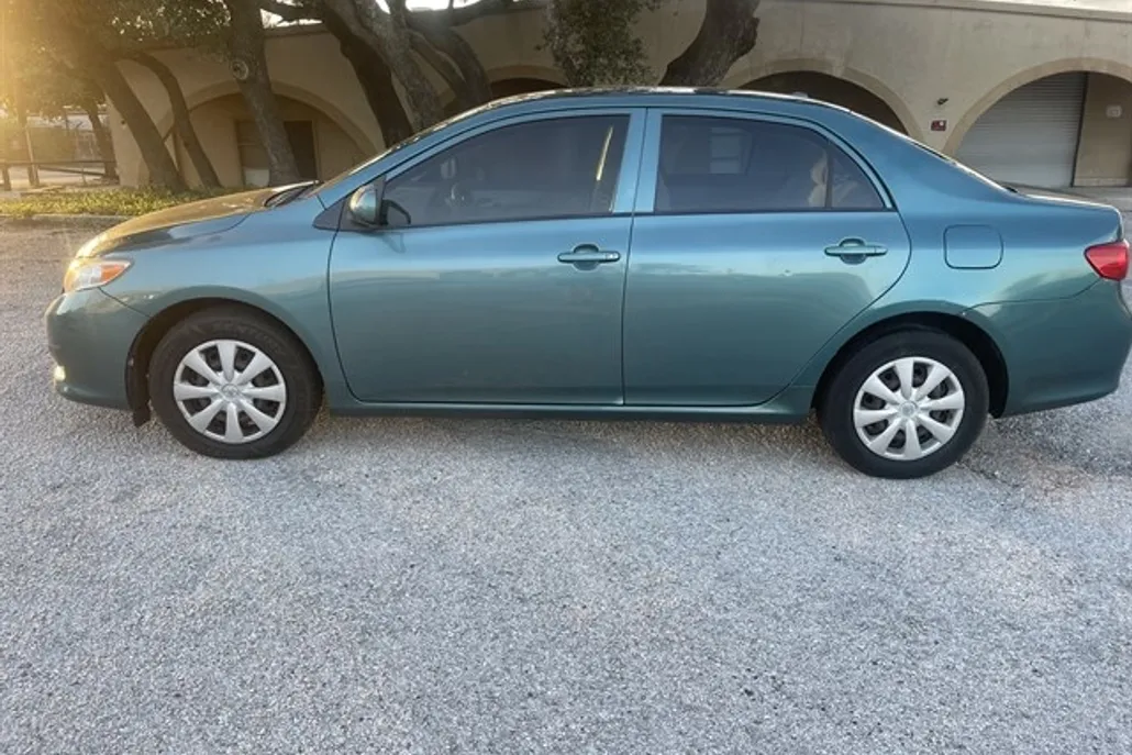 2009 Toyota Corolla LE photo 1