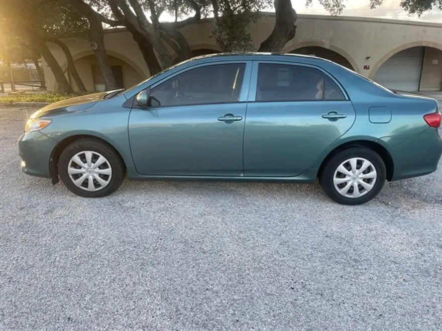 2009 Toyota Corolla LE photo 1