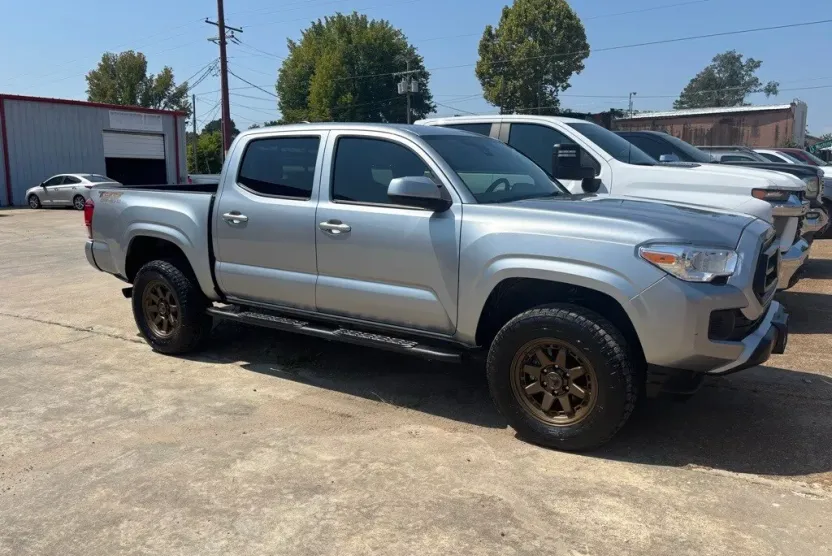 2023 Toyota Tacoma V6 4x4 photo 1
