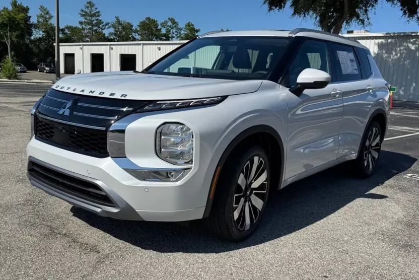 2025 Mitsubishi Outlander SEL photo 1