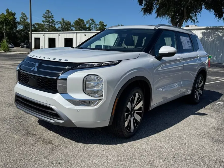 2025 Mitsubishi Outlander SEL photo 1