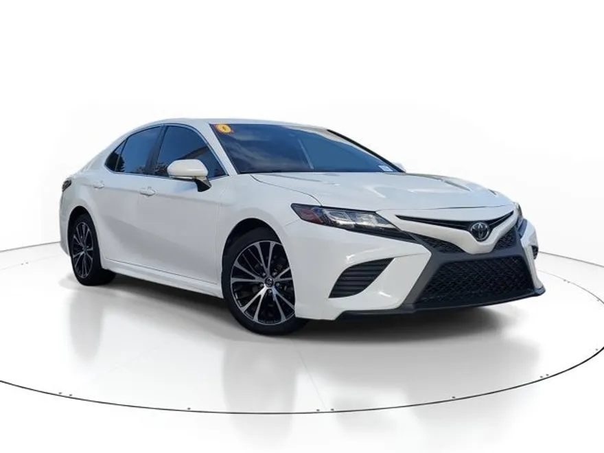 2020 Toyota Camry SE photo 1