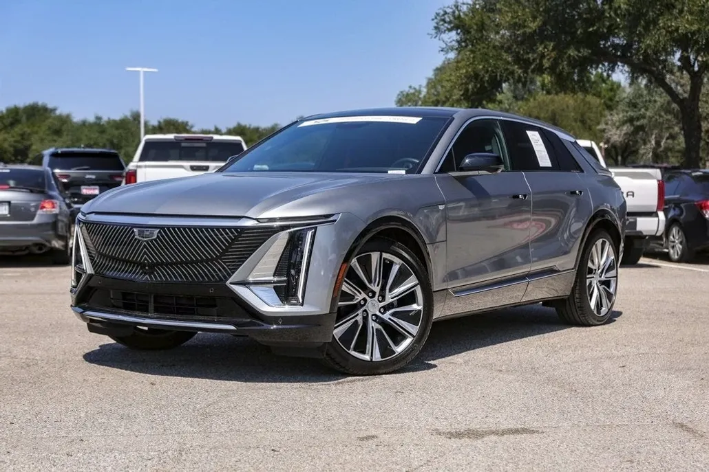 2024 Cadillac Lyriq Luxury photo 1