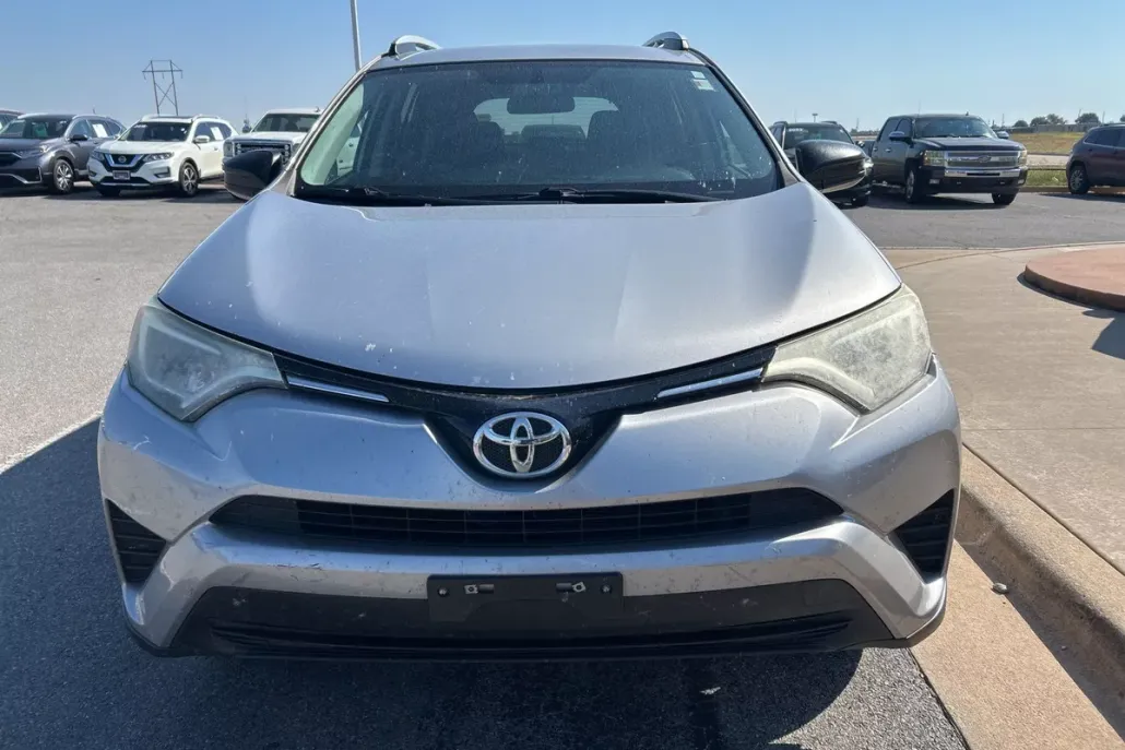 2016 Toyota RAV4 LE photo 1