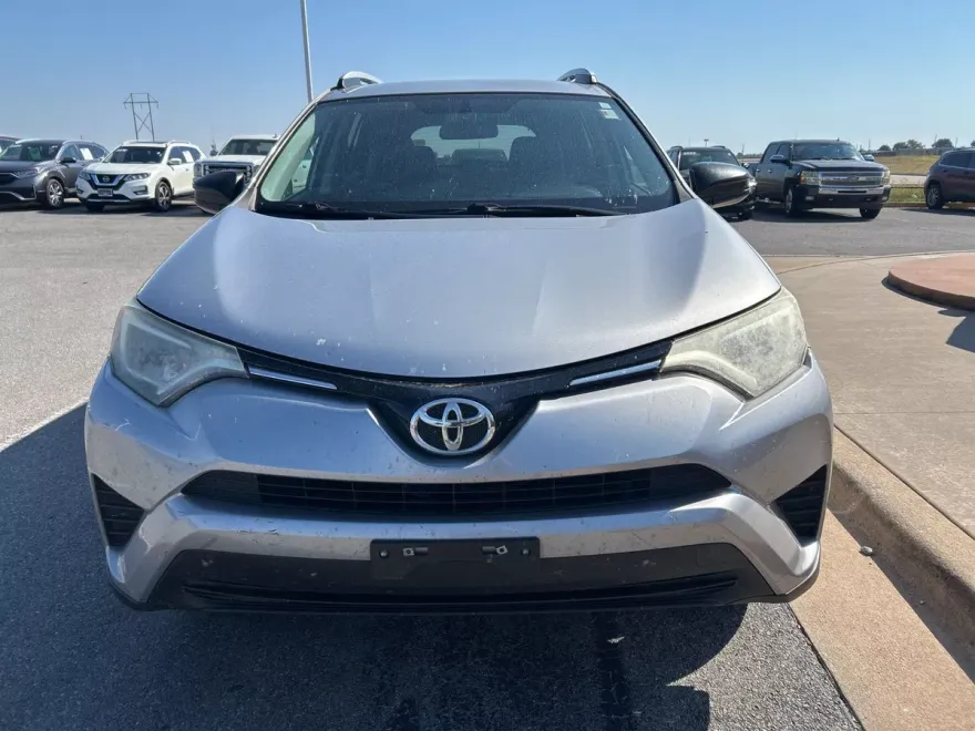 2016 Toyota RAV4 LE photo 1