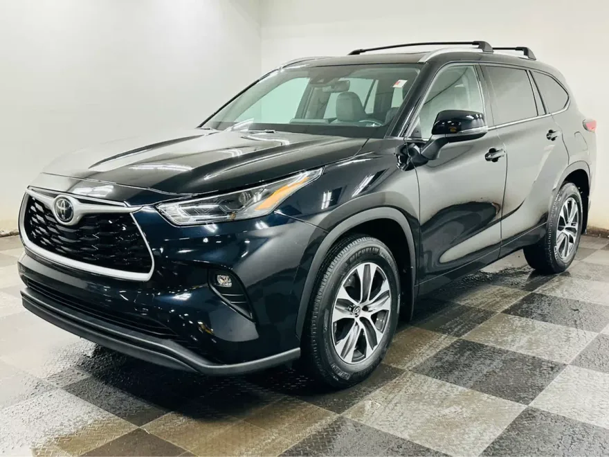 2022 Toyota Highlander XLE photo 1