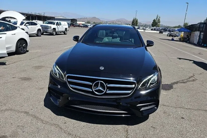 2018 Mercedes Benz E 400 4MATIC photo 1