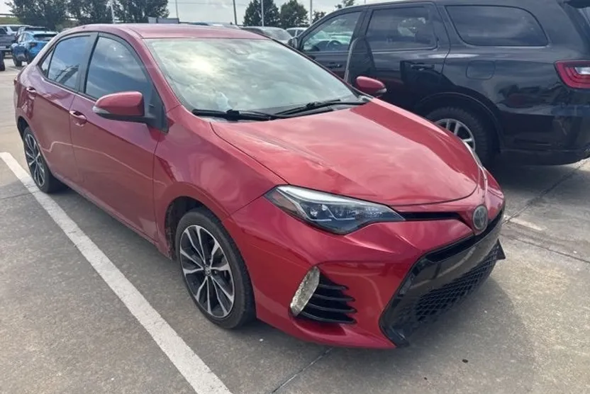 2017 Toyota Corolla SE photo 1