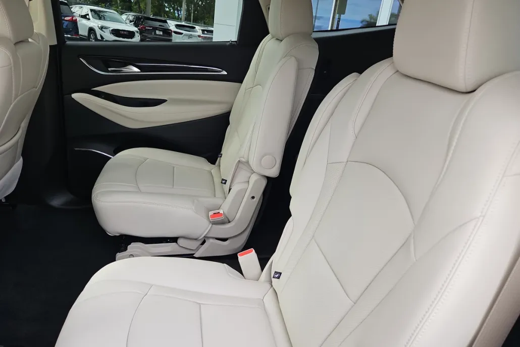 2024 Buick Enclave Essence photo 1