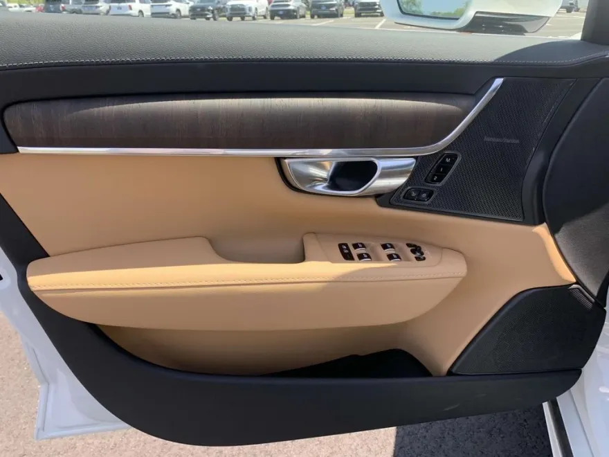 2025 Volvo S90 photo 1
