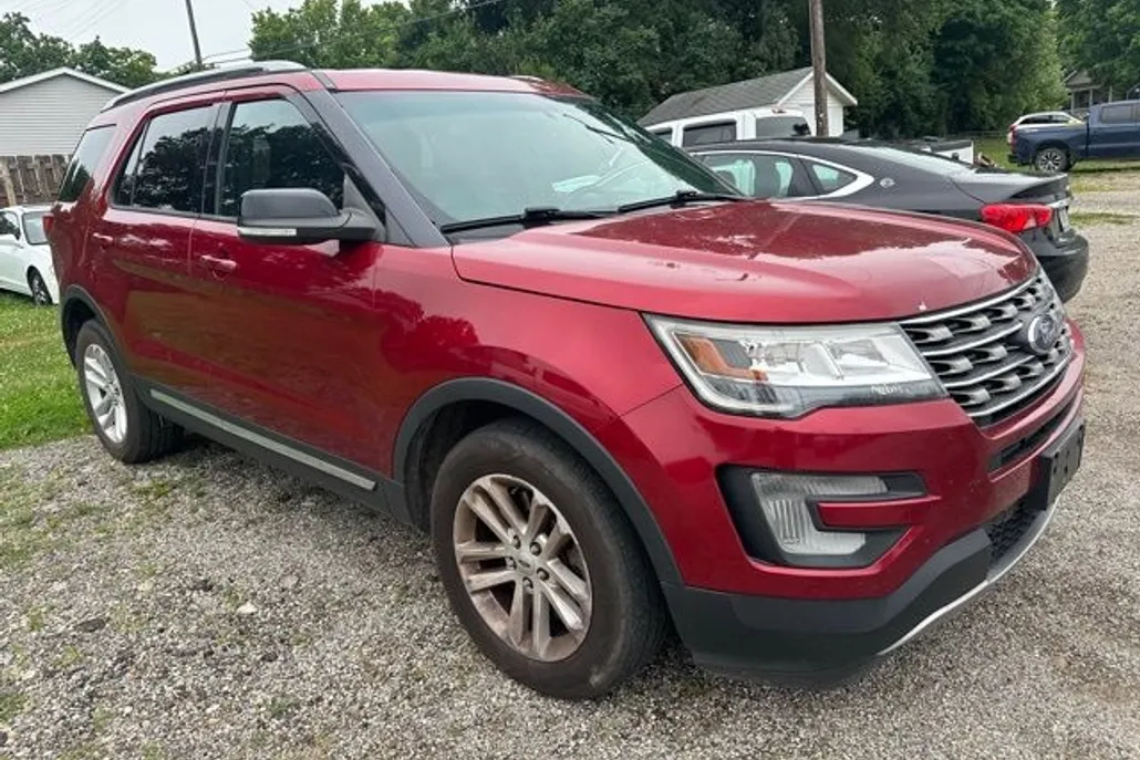 2016 Ford Explorer XLT photo 1