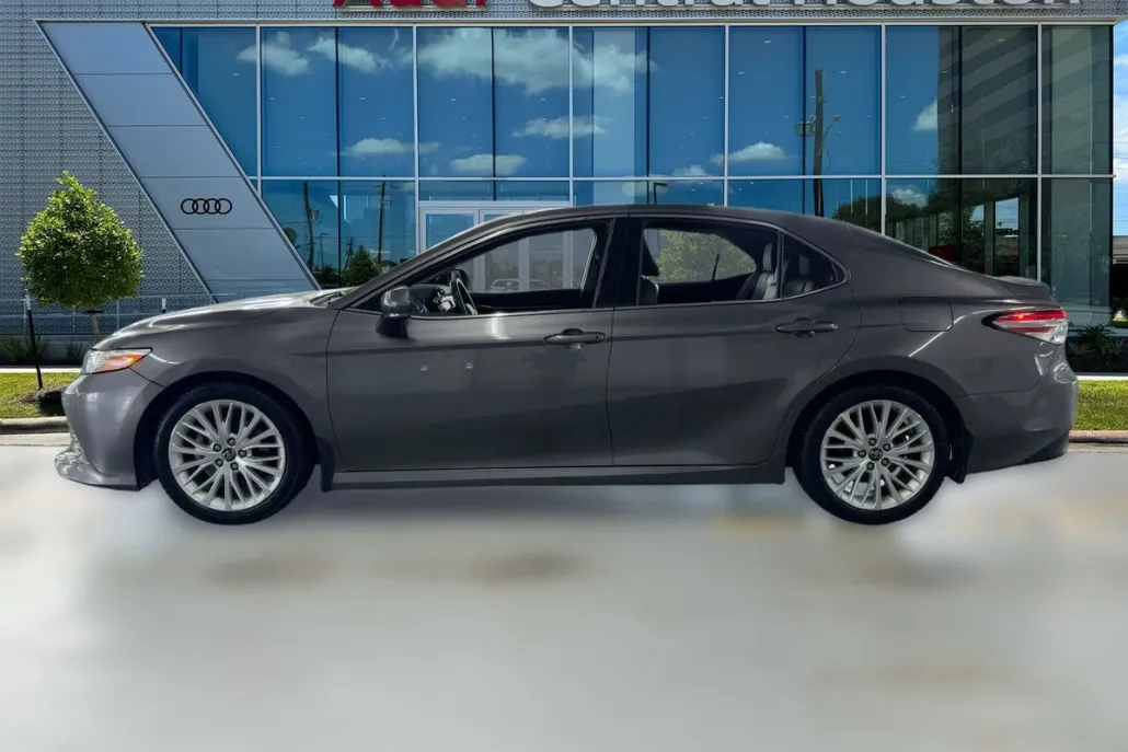 2018 Toyota Camry XLE photo 1
