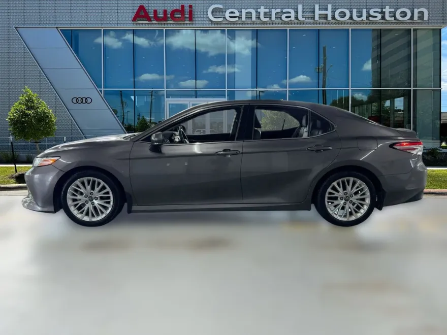 2018 Toyota Camry XLE photo 1