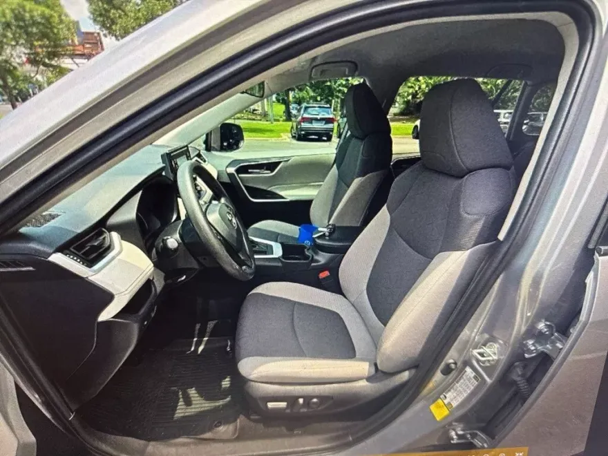 2022 Toyota RAV4 XLE photo 1