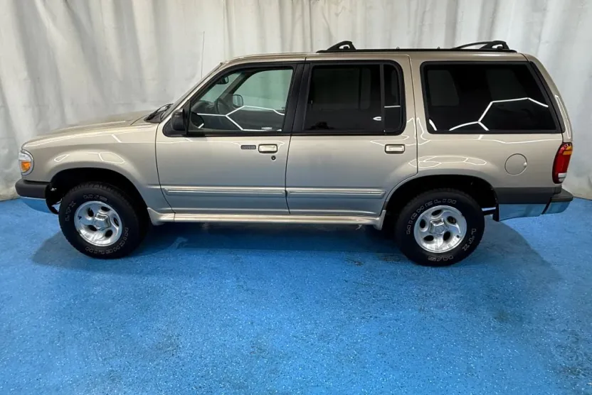 1999 Ford Explorer Sport photo 1