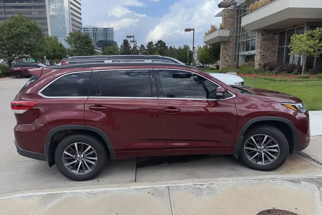 2017 Toyota Highlander SE photo 1