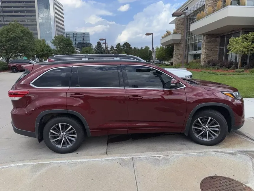 2017 Toyota Highlander SE photo 1