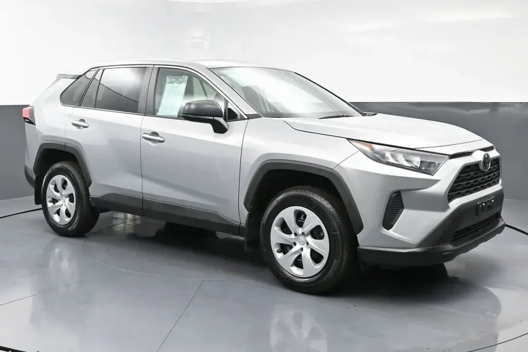 2022 Toyota RAV4 LE photo 1