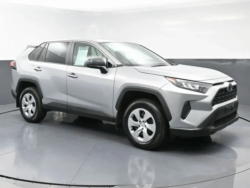 2022 Toyota RAV4 LE photo 1