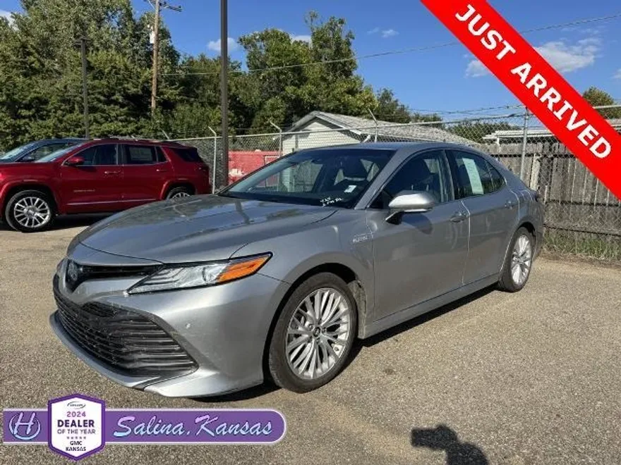 2018 Toyota Camry Hybrid LE photo 1