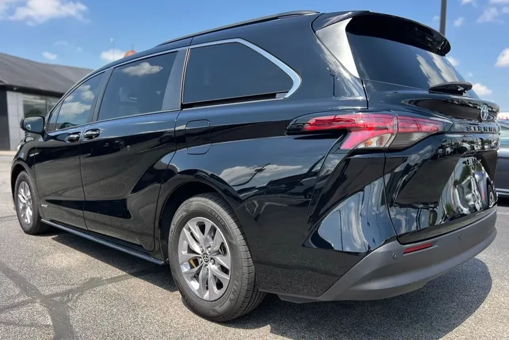 2021 Toyota Sienna XLE photo 1