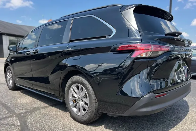 2021 Toyota Sienna XLE photo 1