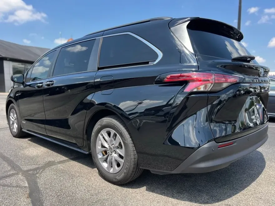 2021 Toyota Sienna XLE photo 1