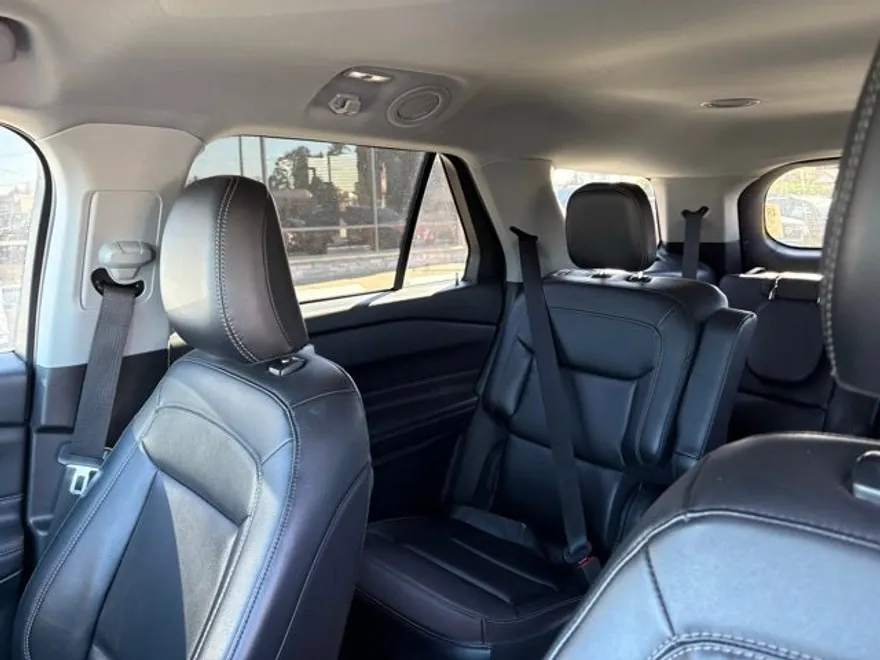 2024 Ford Explorer XLT photo 1