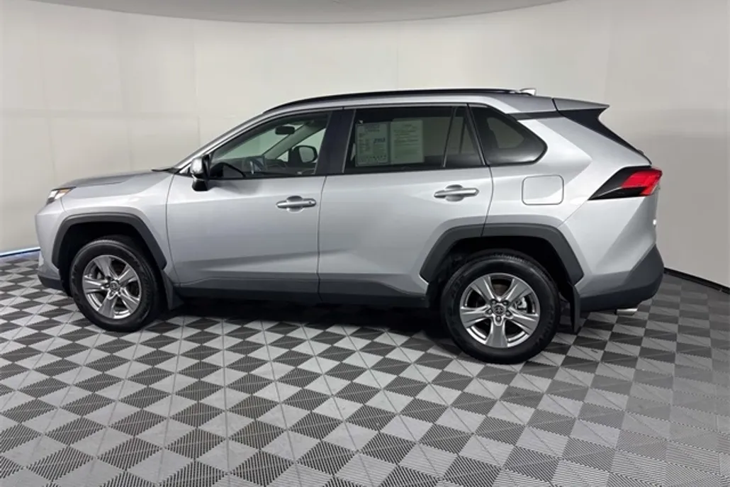 2024 Toyota RAV4 XLE photo 1
