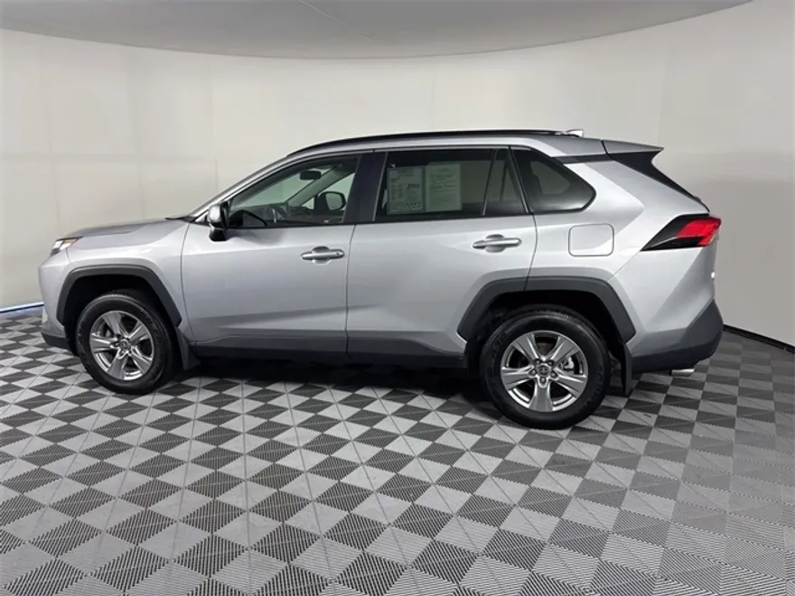 2024 Toyota RAV4 XLE photo 1