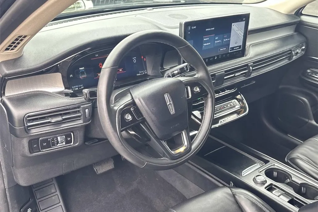 2023 Lincoln Corsair Standard photo 1