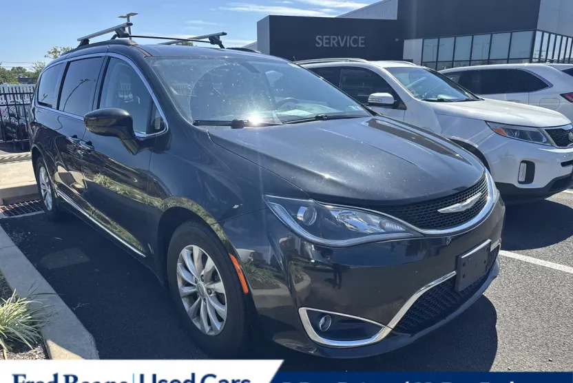 2017 Chrysler Pacifica Touring L photo 1