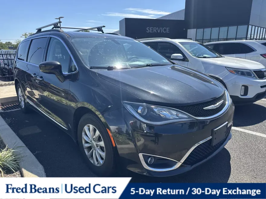 2017 Chrysler Pacifica Touring L photo 1