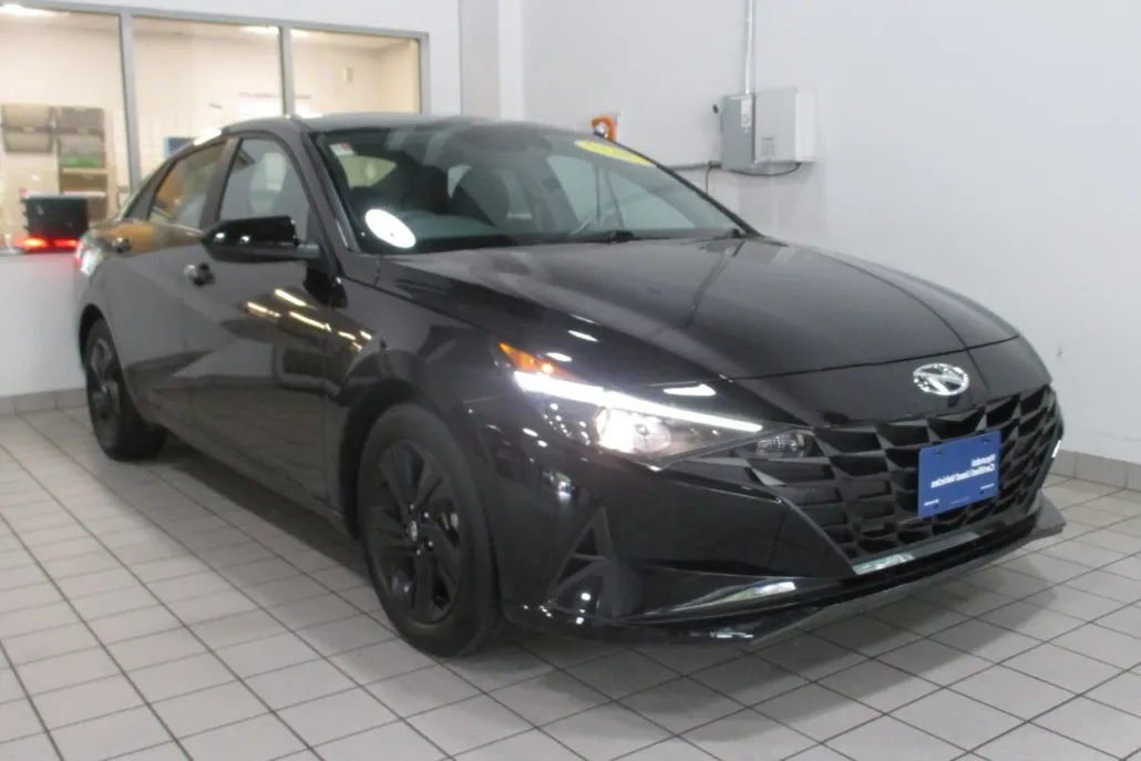 2023 Hyundai Elantra SEL photo 1