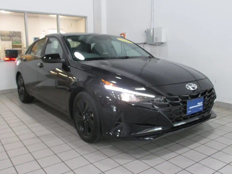 2023 Hyundai Elantra SEL photo 1