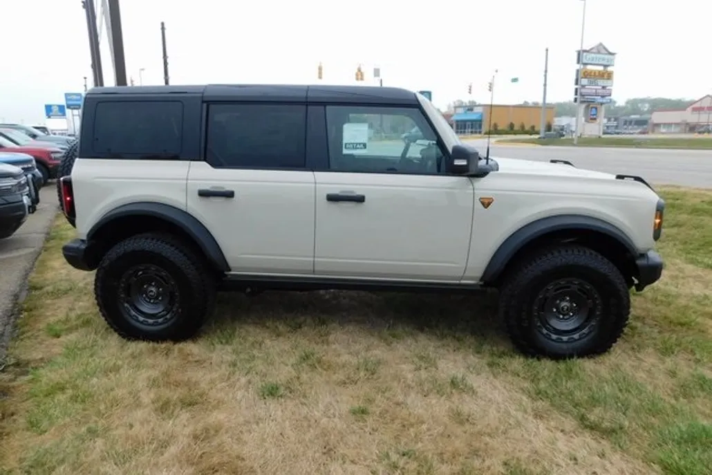 2025 Ford Bronco Badlands photo 1
