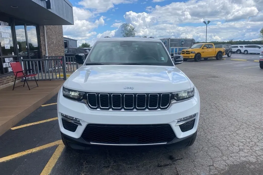 2023 Jeep Cherokee Base photo 1