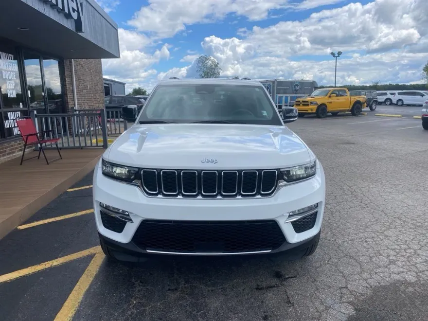 2023 Jeep Cherokee Base photo 1