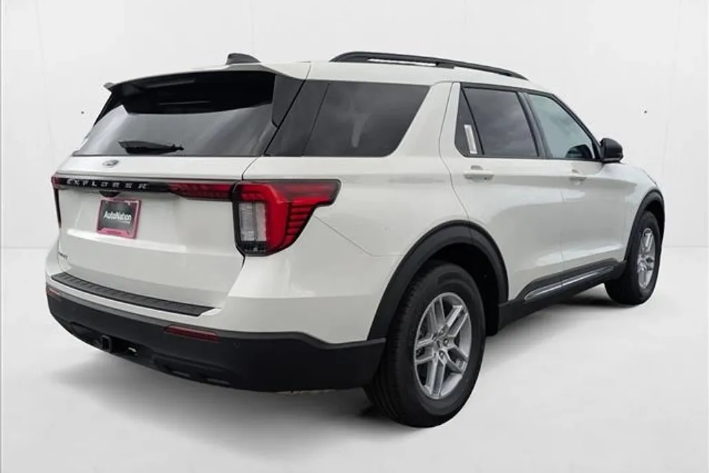 2025 Ford Explorer photo 1