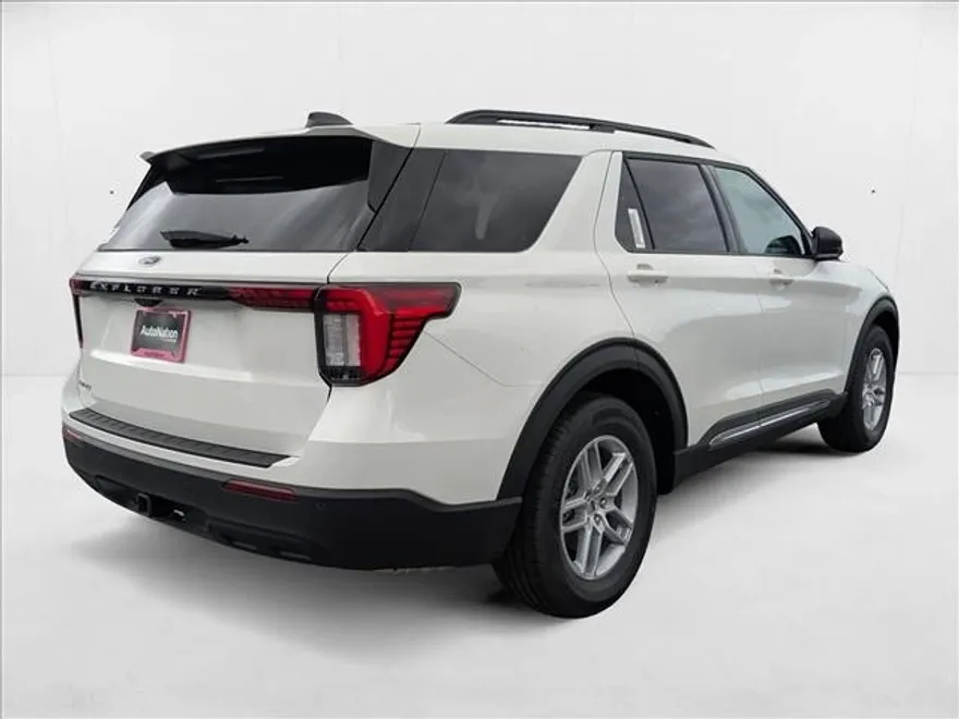 2025 Ford Explorer photo 1